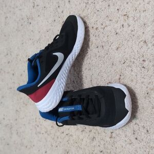 Nike Revolution 5 Big Kids' Road Running Shoes Size 5Y